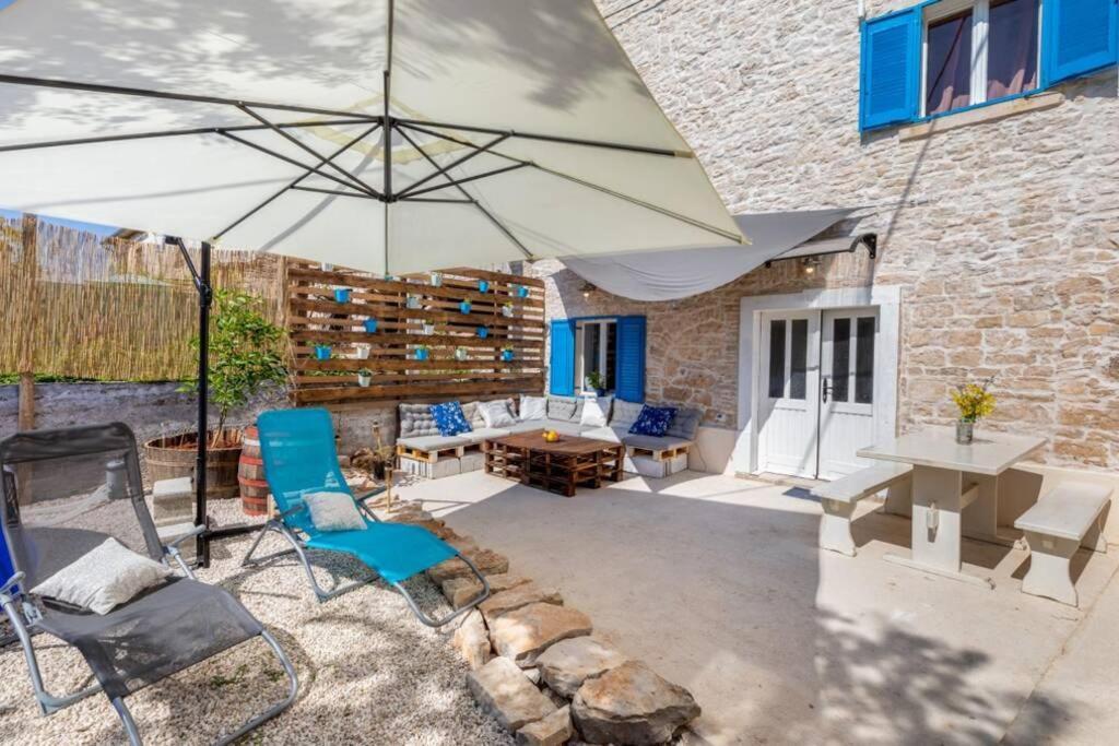 Villa Casa Di Pietra Matelici Divšići Exterior foto